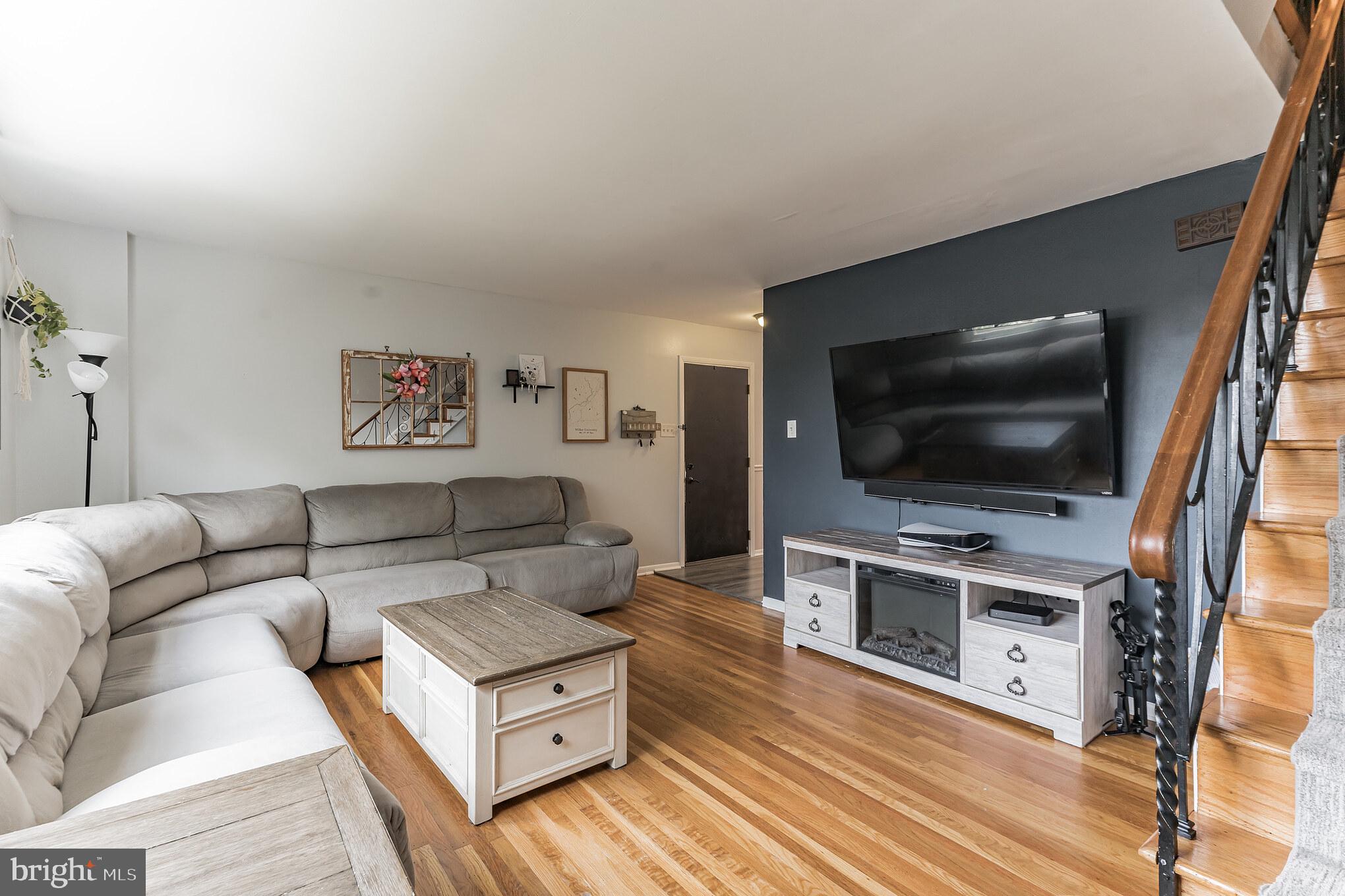 7338 Hill Road Philadelphia, PA 19128 - Photo 8 of 33 Living Room