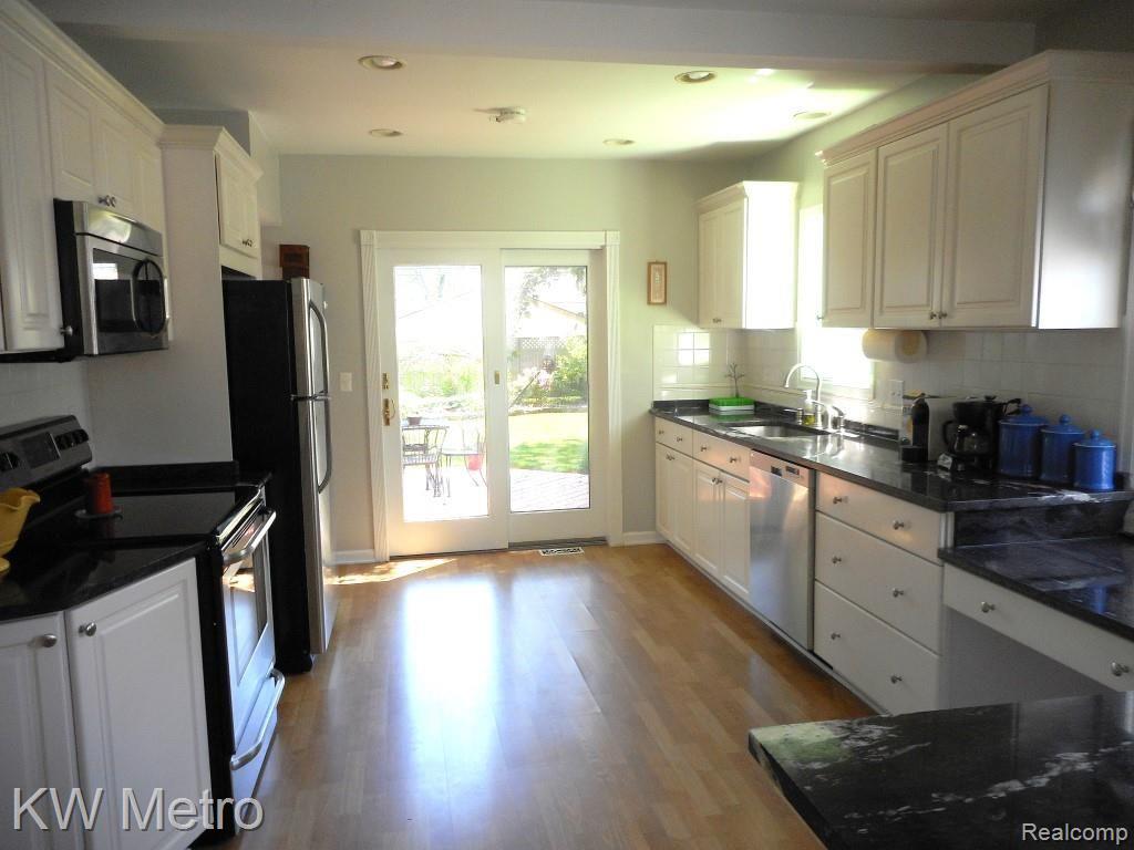 987 Columbia Road Berkley, MI 48072 - Photo 2 of 36
