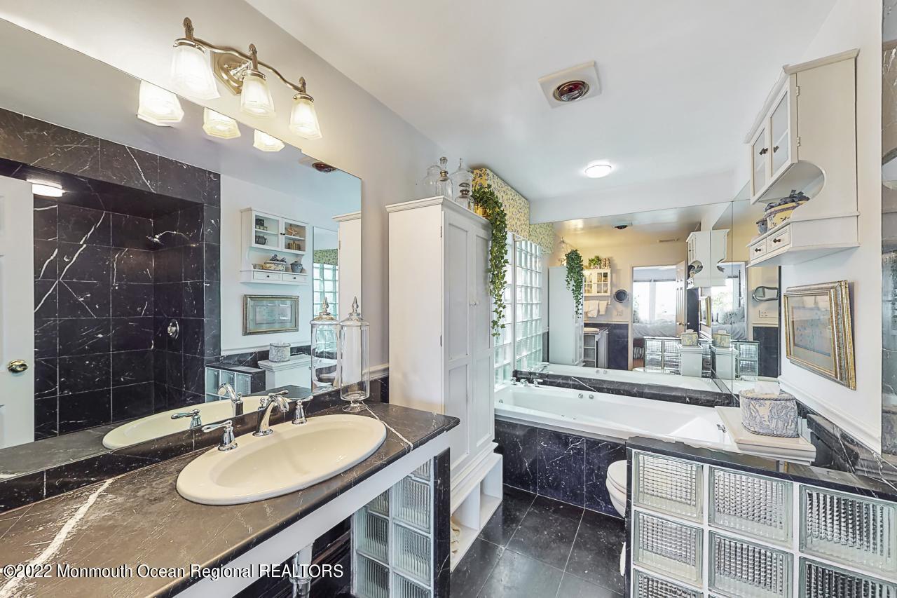 9 Hook Harbor Road Atlantic Highlands, NJ 07716 - Photo 22 of 31 Master Bath w/tub and shower stall