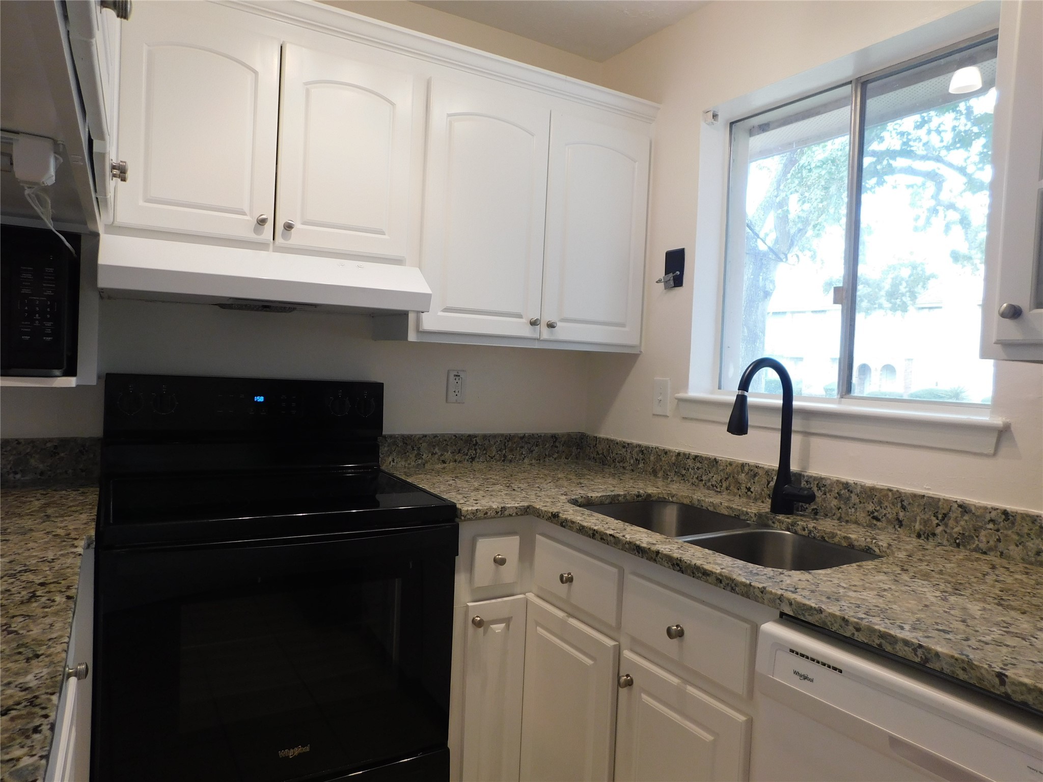 1517 Silverpines Road Houston, TX 77062 - Photo 2 of 15 GRANITE COUNTERTOPS