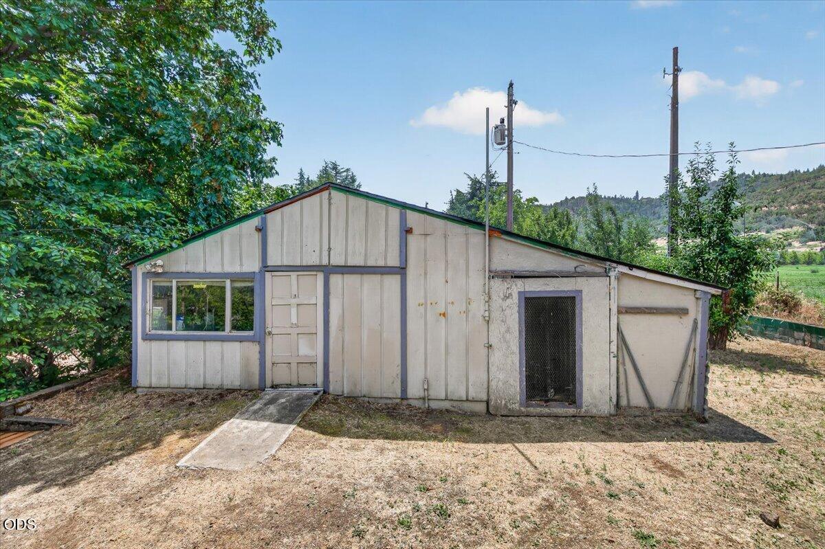 2240 Hull Road Medford, OR 97501 - Photo 40 of 49