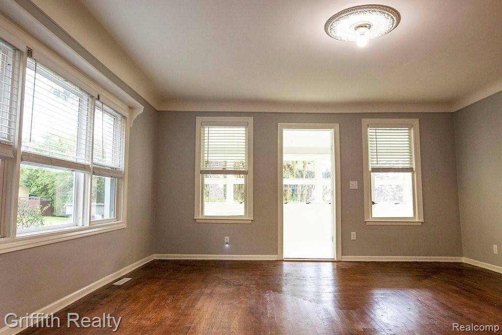 10125 Crouse Road Hartland, MI 48353 - Photo 12 of 35 Living room, leading to front 3-seasons room