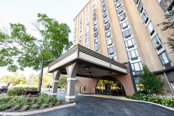 $1,898 | 1 Renaissance Place, Unit 400, Palatine, IL 60067