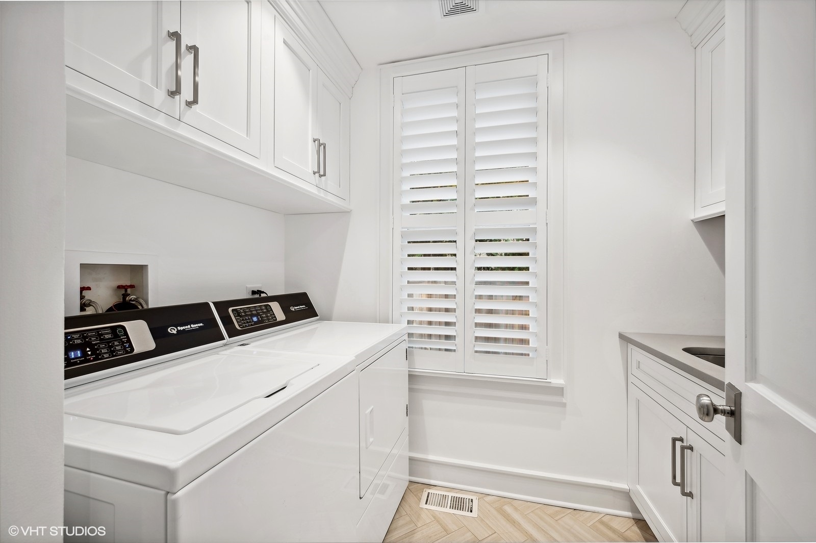 786 Locust Street Winnetka, IL 60093 - Photo 17 of 46 a utility room with dryer and washer