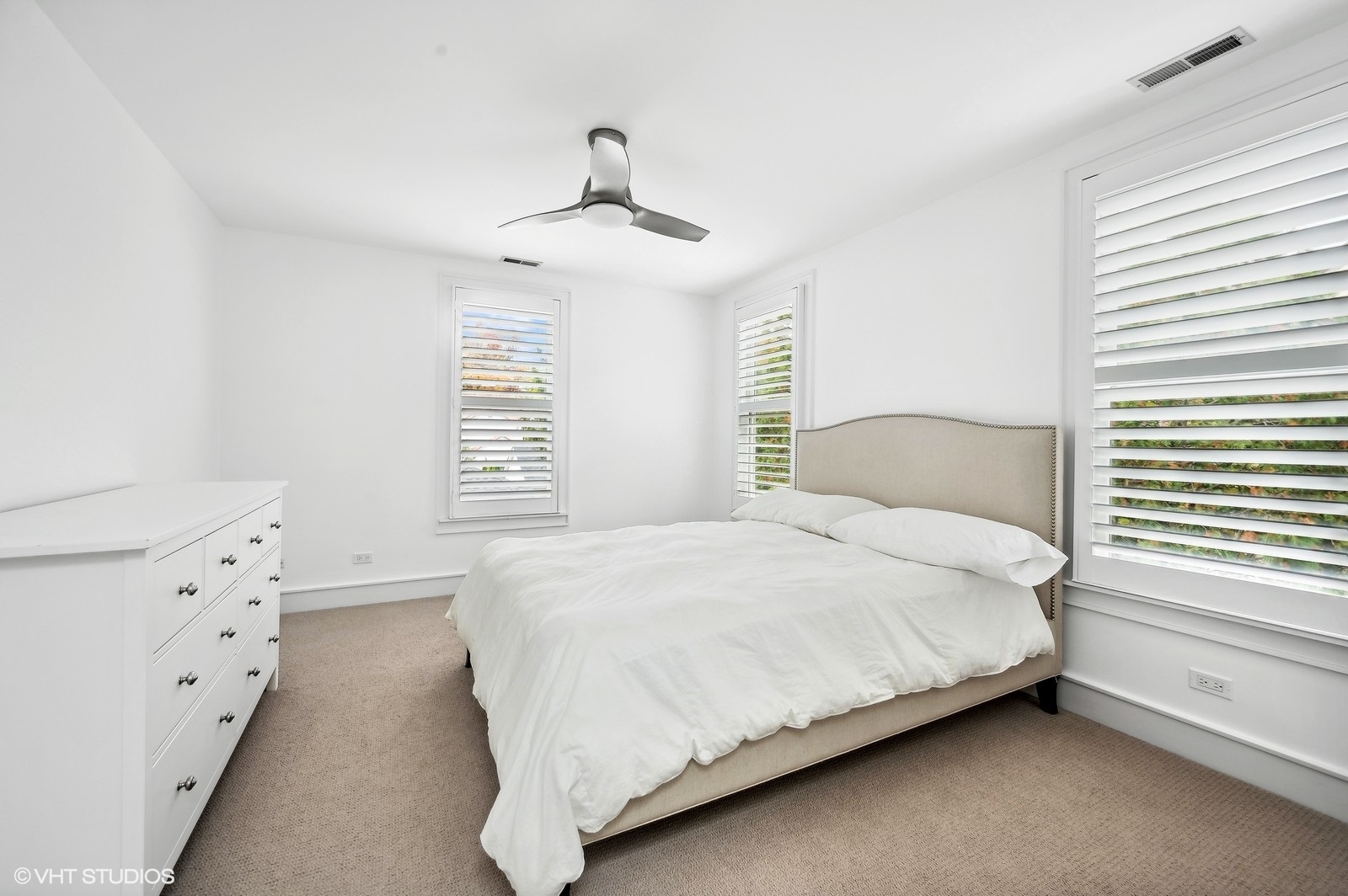 786 Locust Street Winnetka, IL 60093 - Photo 25 of 46 a bedroom with a bed and a window
