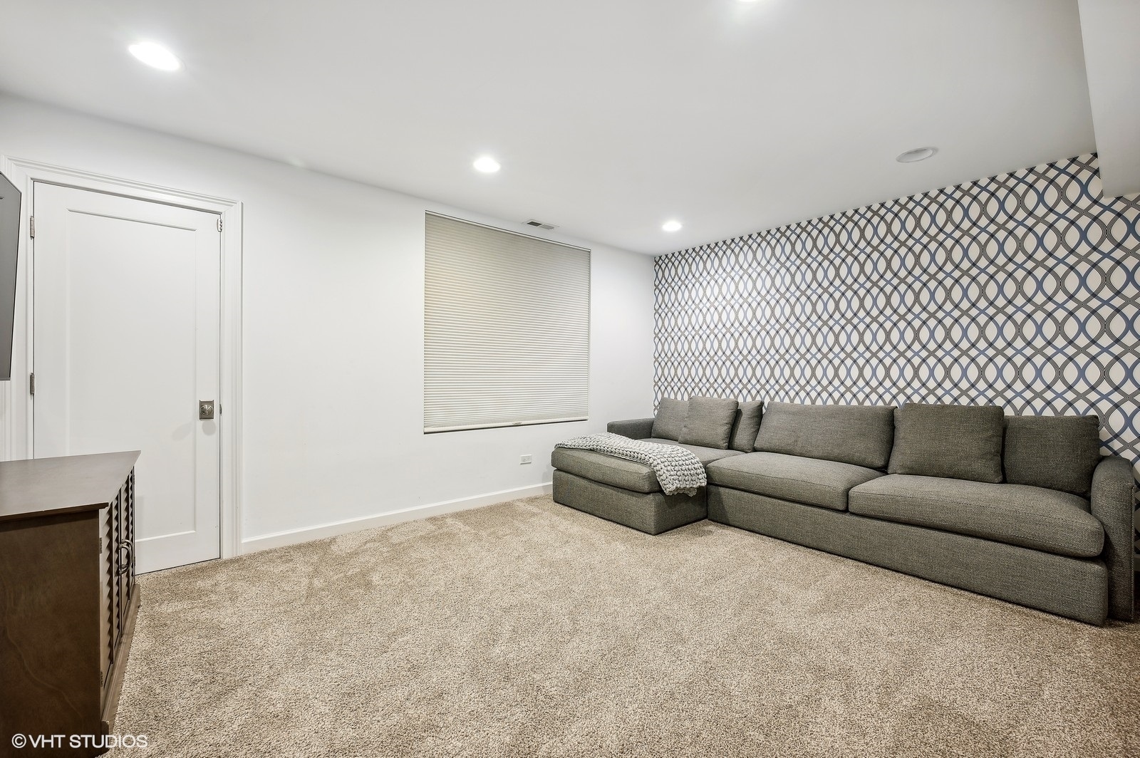 786 Locust Street Winnetka, IL 60093 - Photo 27 of 46 a living room with furniture