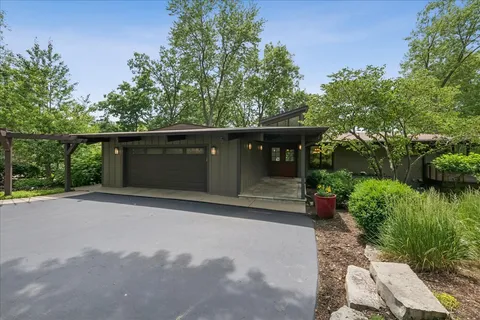 $1,675,000 | 83 Lakeview Parkway, Barrington, IL 60010