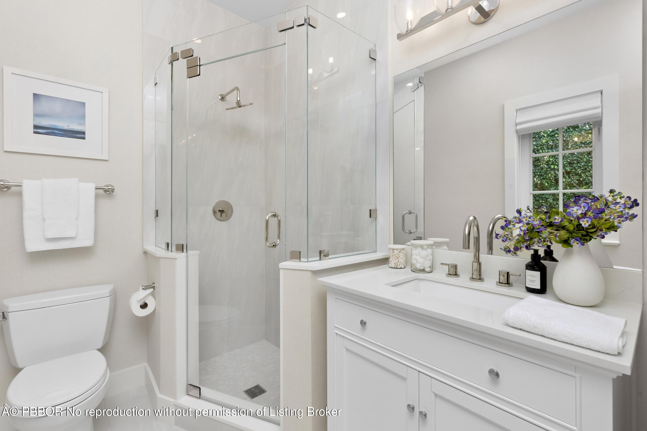 255 Ridgeview Drive Palm Beach, FL 33480 - Photo 29 of 49 29 Guest Bath 1