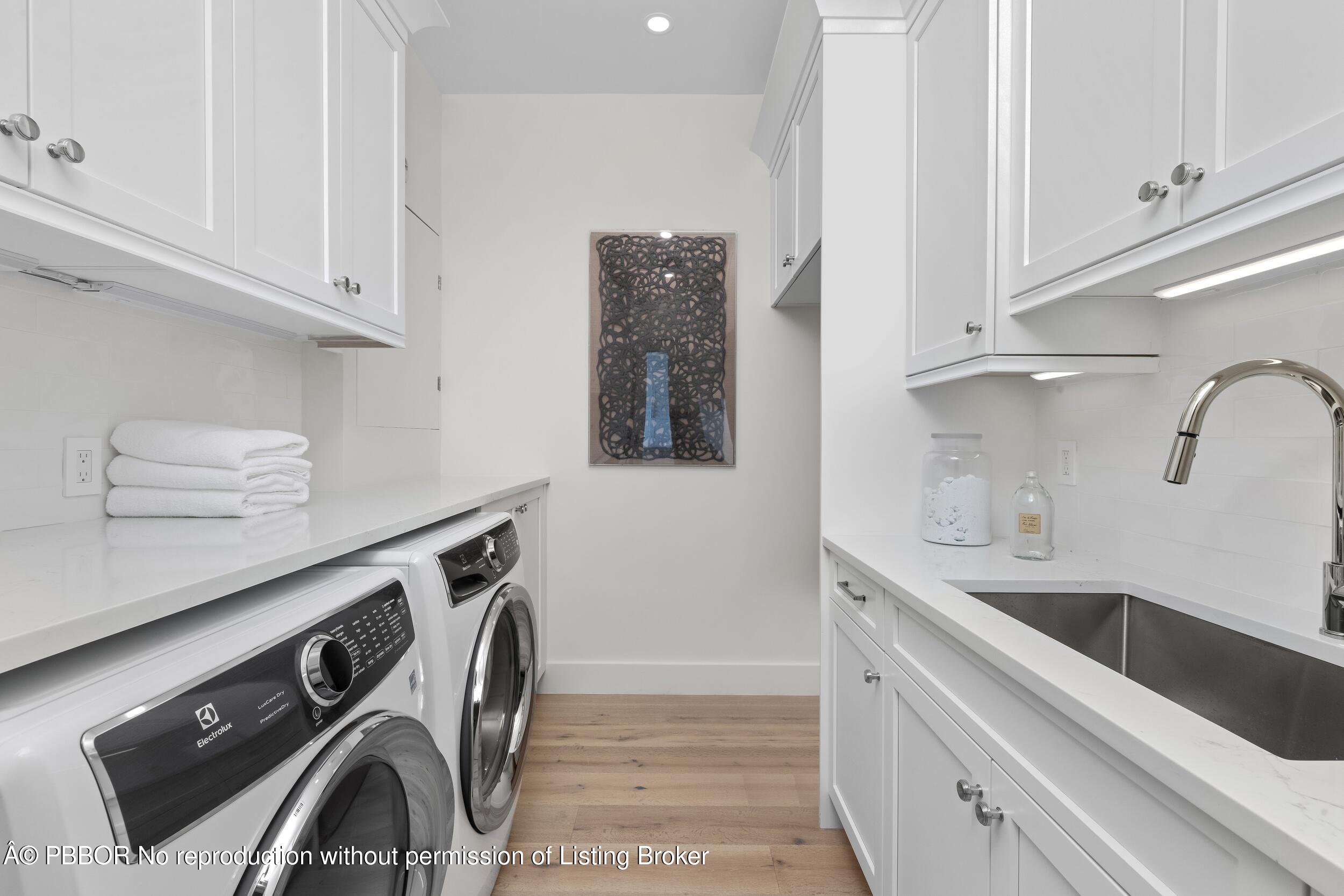 255 Ridgeview Drive Palm Beach, FL 33480 - Photo 32 of 49 32 Laundry 1