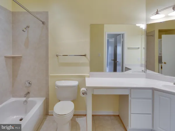 $1,800 | 3906 Penderview Drive, Unit 724, Fairfax, VA 22033