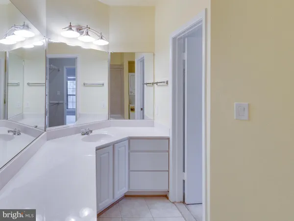 $1,800 | 3906 Penderview Drive, Unit 724, Fairfax, VA 22033