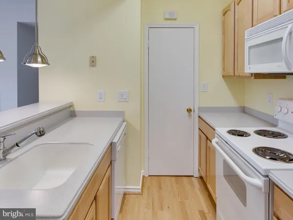 $1,800 | 3906 Penderview Drive, Unit 724, Fairfax, VA 22033