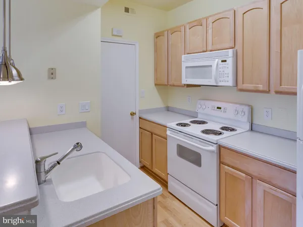 $1,800 | 3906 Penderview Drive, Unit 724, Fairfax, VA 22033