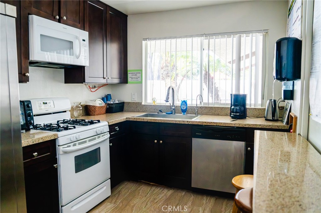 9759 Vía Roma Burbank, CA 91504 - Photo 22 of 29 Kitchen for Rec room