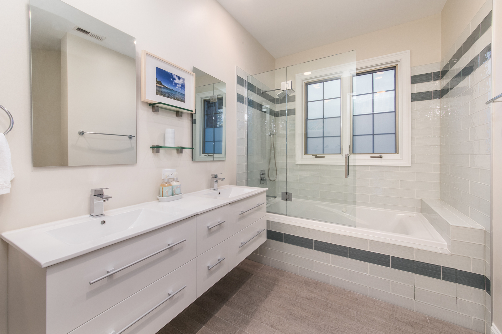 2360 Oak Tree Lane Park Ridge, IL 60068 - Photo 29 of 44 a bathroom with a bathtub sink and mirror