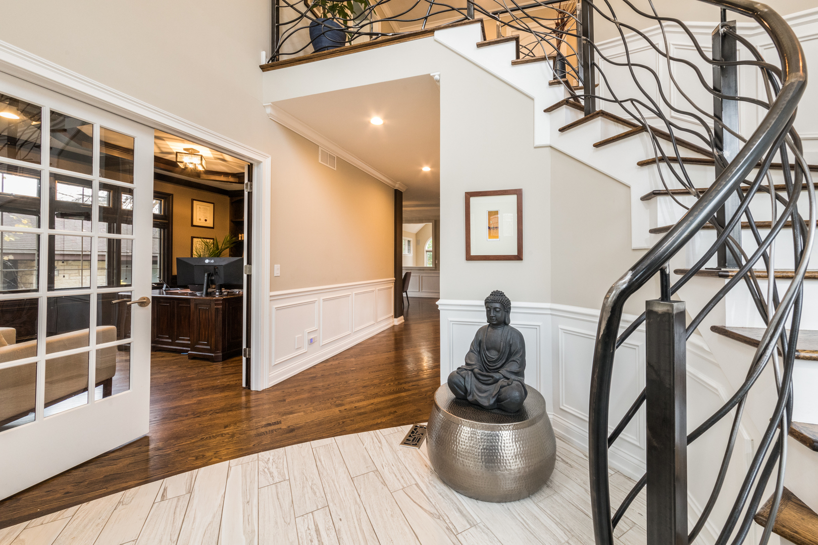 2360 Oak Tree Lane Park Ridge, IL 60068 - Photo 4 of 44 a living room with furniture