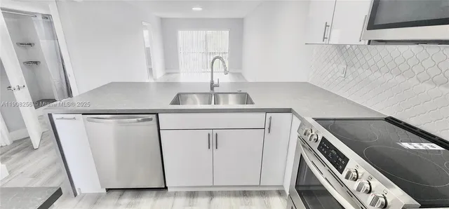 $2,000 | 8040 North Colony Circle, Unit 309, Tamarac, FL 33321