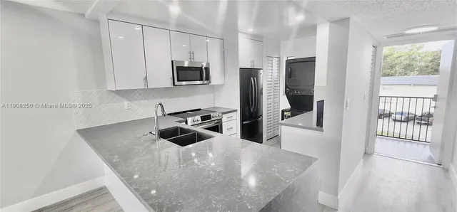 $2,000 | 8040 North Colony Circle, Unit 309, Tamarac, FL 33321