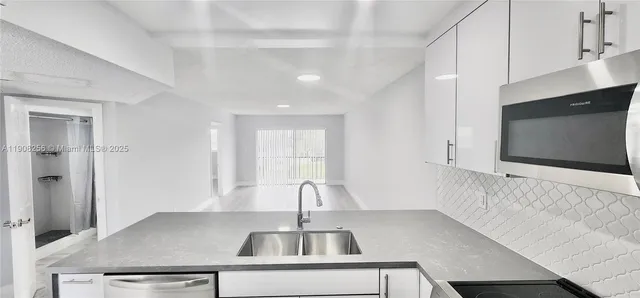 $2,000 | 8040 North Colony Circle, Unit 309, Tamarac, FL 33321