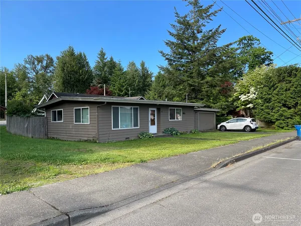 a view of a house with a yard