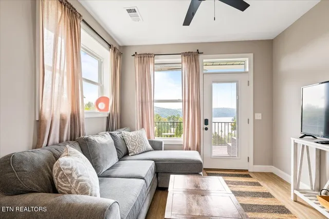 $209,000 | 118 East Hbr Vw Lane, Unit B, La Follette, TN 37766