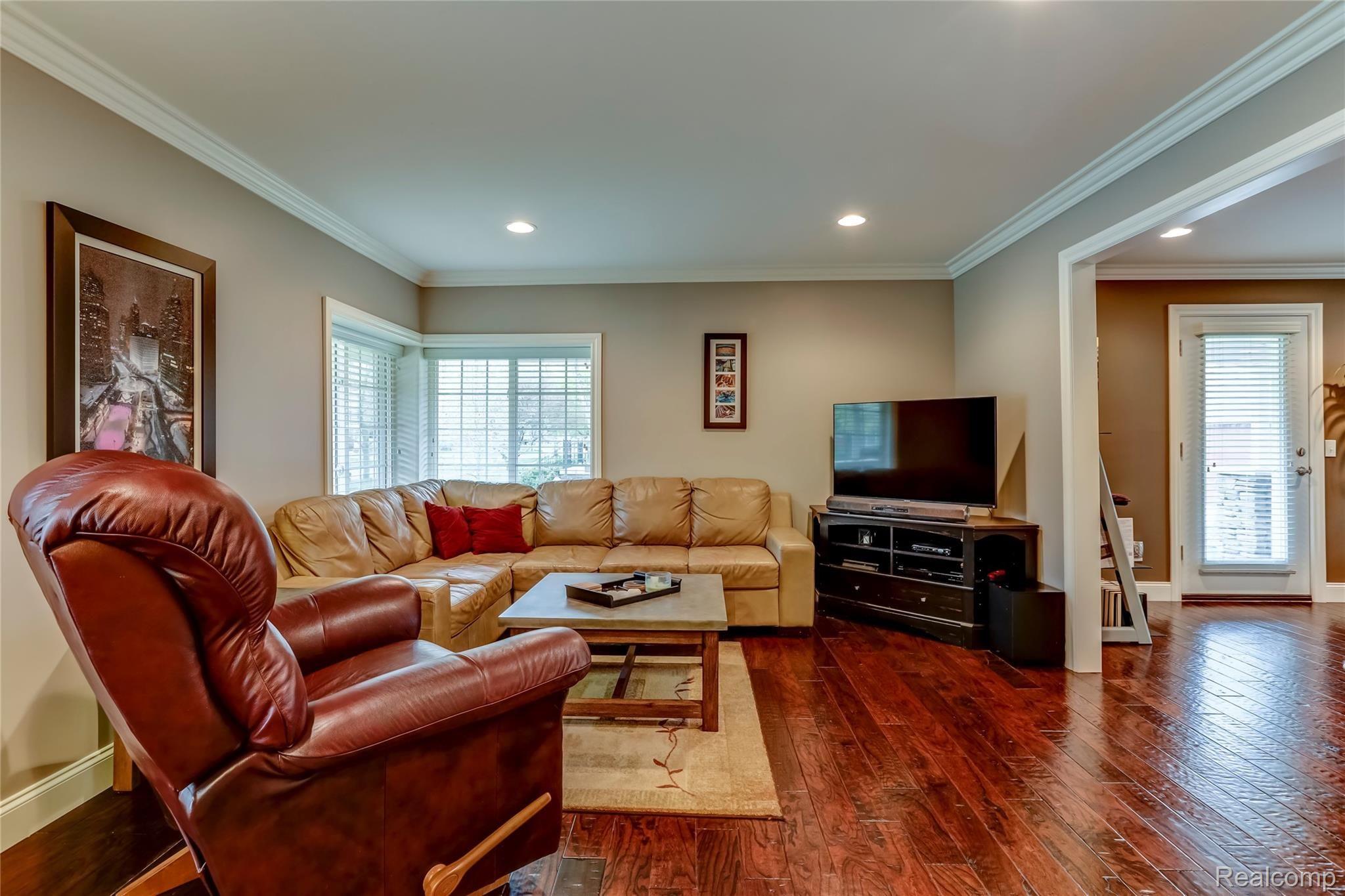 1396 Hawthorne Road Grosse Pointe, MI 48236 - Photo 3 of 25 004-1396HawthorneRoad-GrossePointeWoods-MI-48236-full.jpg
