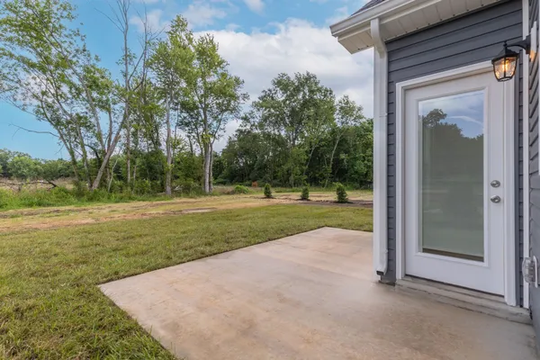 a view of a house with backyard