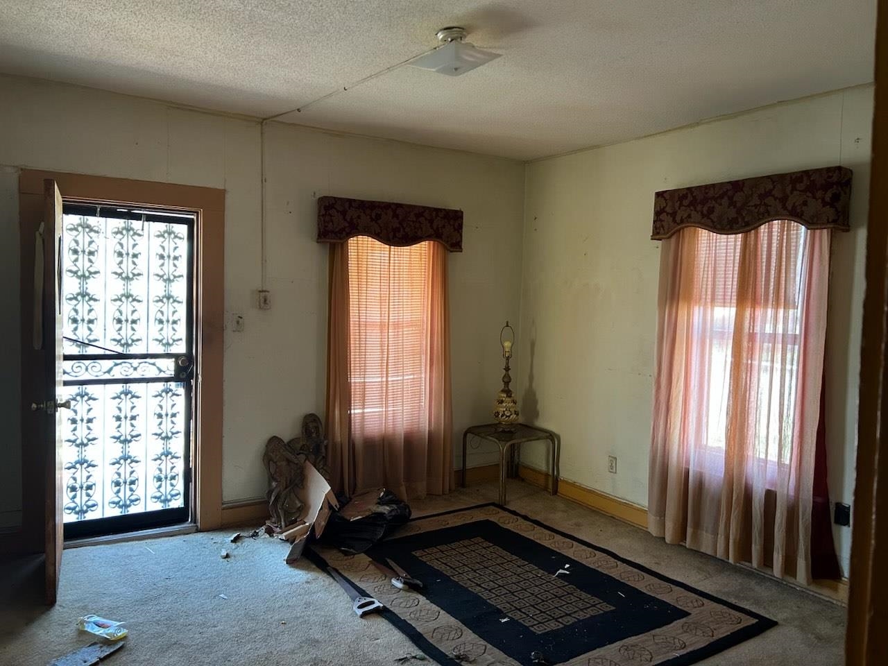 2136 Sparks Street Memphis, TN 38106 - Photo 5 of 8 a room with window