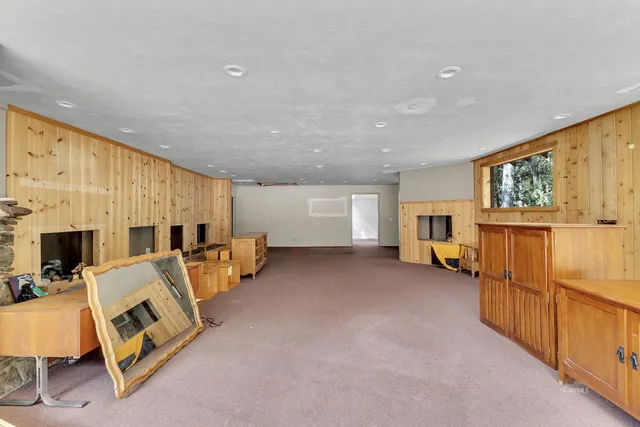 a view of a livingroom with furniture