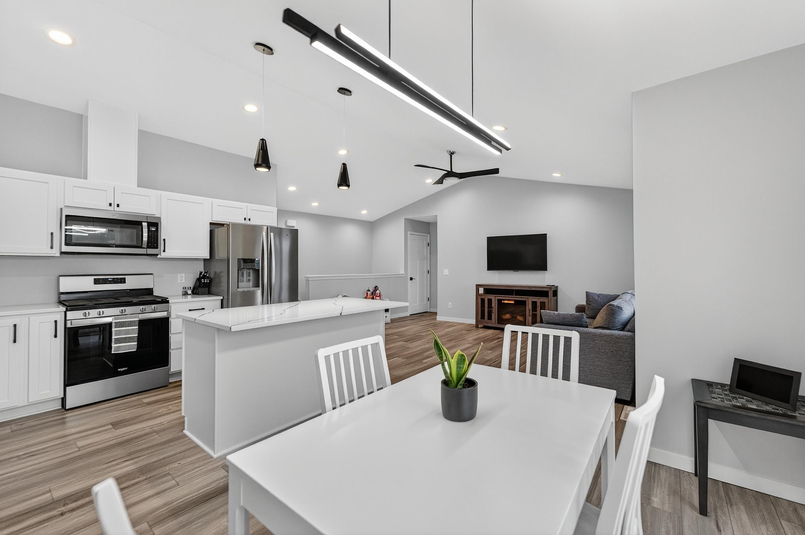 654 Locust Lane Evansville, WI 53536 - Photo 13 of 40