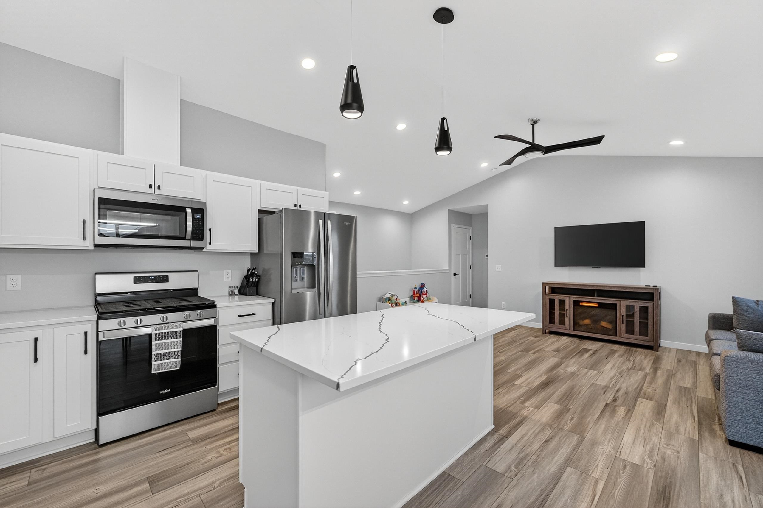 654 Locust Lane Evansville, WI 53536 - Photo 4 of 40