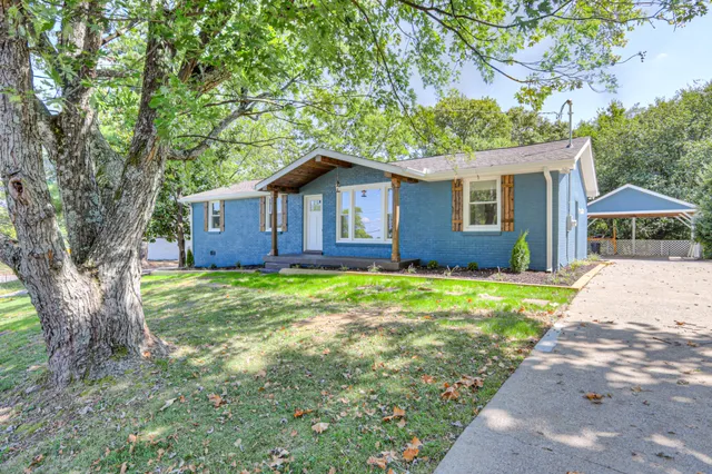 a view of a house with a yard