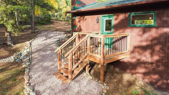 a view of entryway with garden