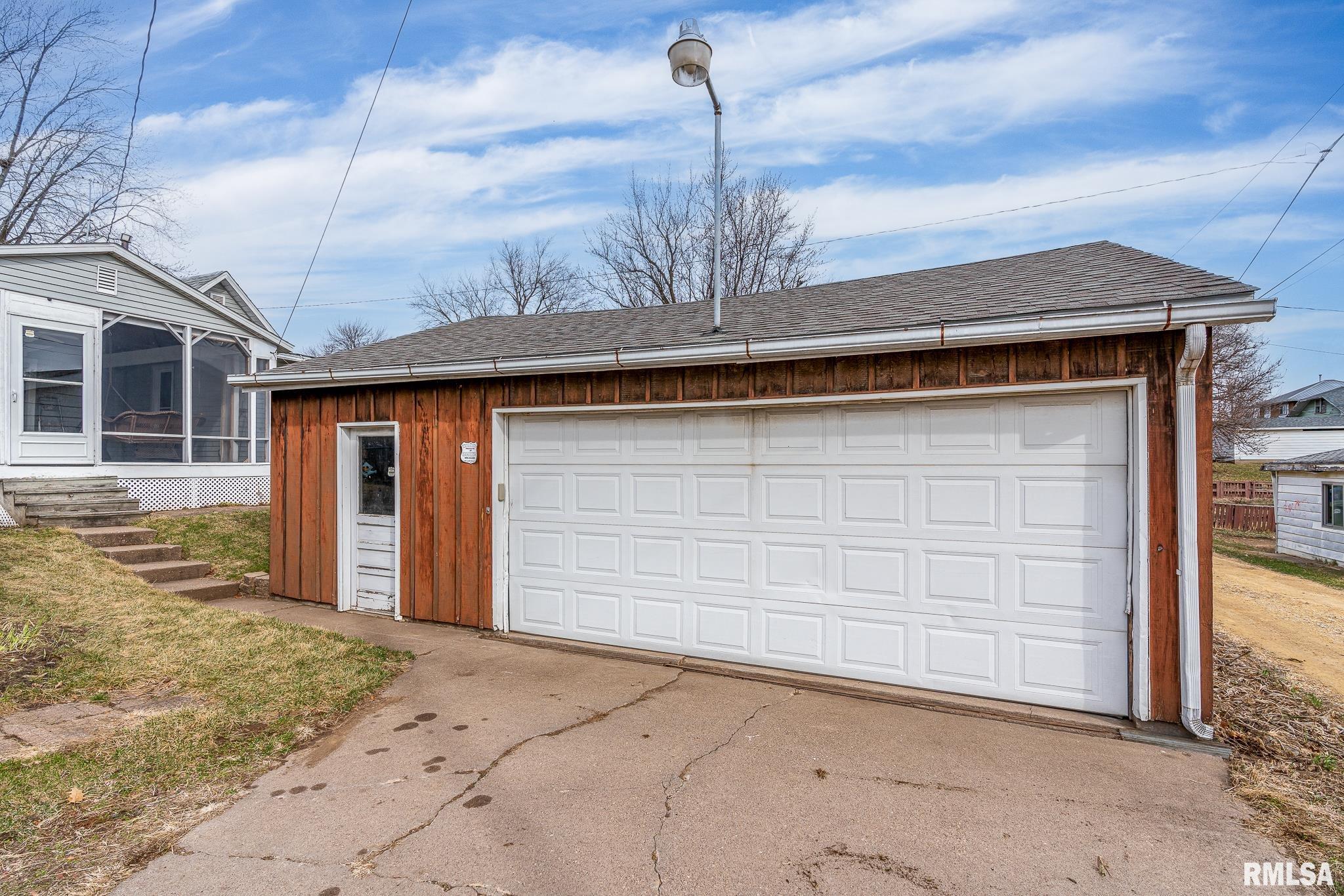 2425 Barker Street Clinton, IA 52732 - Photo 3 of 22 Gallery Image 3