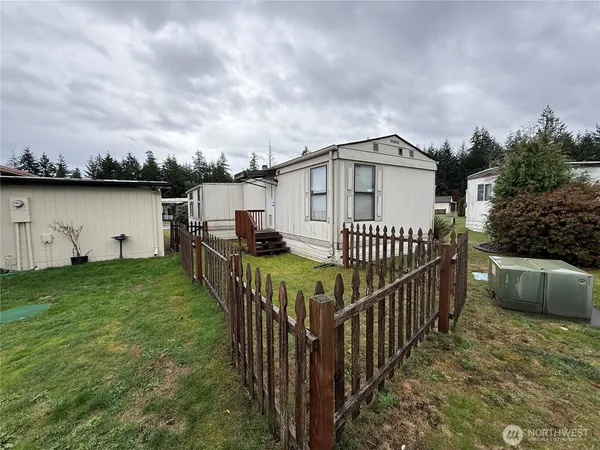 a view of a house with backyard