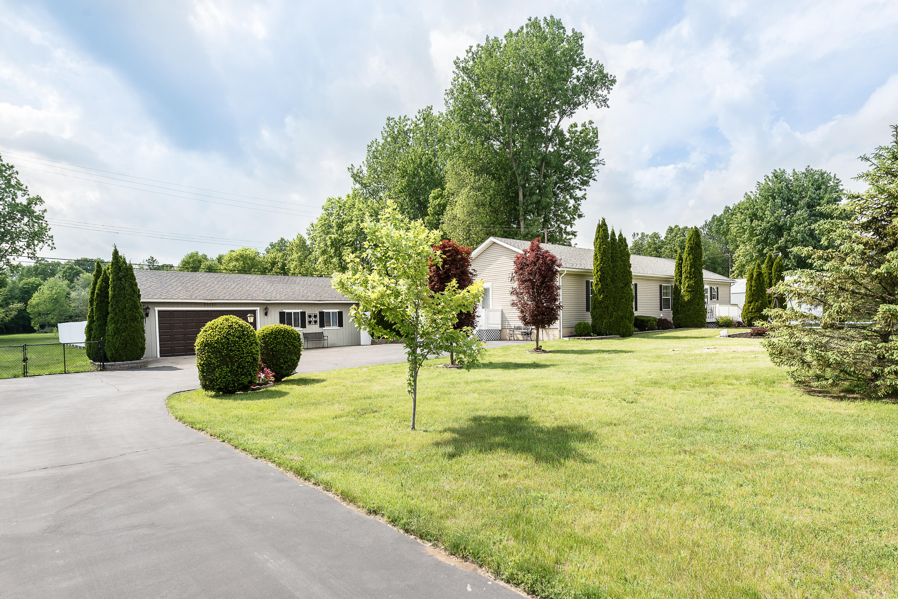25280 Sumpter Road Belleville, MI 48111 - Photo 4 of 46 DSC_12