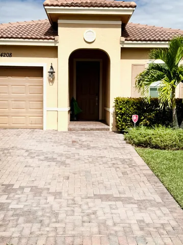 a view of entryway with garden
