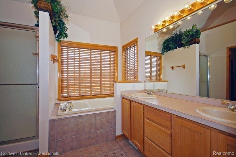 1843 East Coon Lake Road Howell, MI 48843 - Photo 15 of 25 Bathroom.JPG