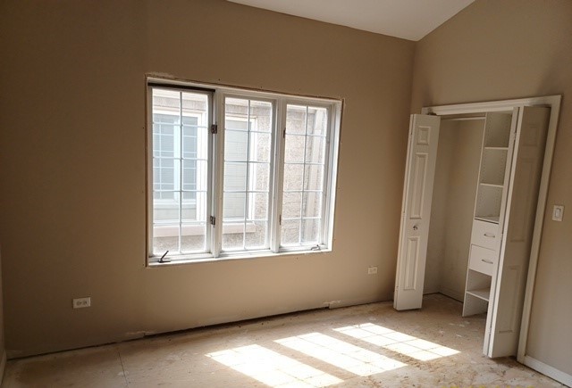 1352 West Hubbard Street, Unit 4 Chicago, IL 60642 - Photo 5 of 11 an empty room with windows