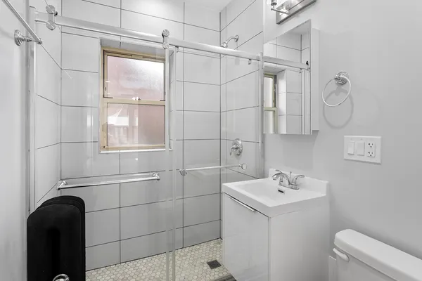 $2,100 | 1633 West Chase Avenue, Unit 1K, Chicago, IL 60626