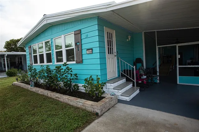 a view of a house with porch and garden