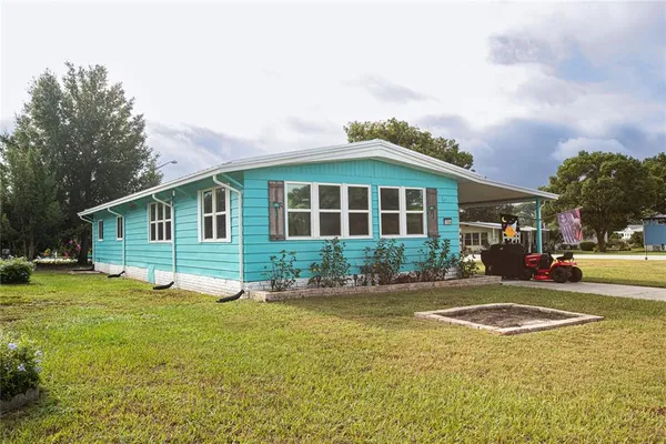 a view of a house with a yard