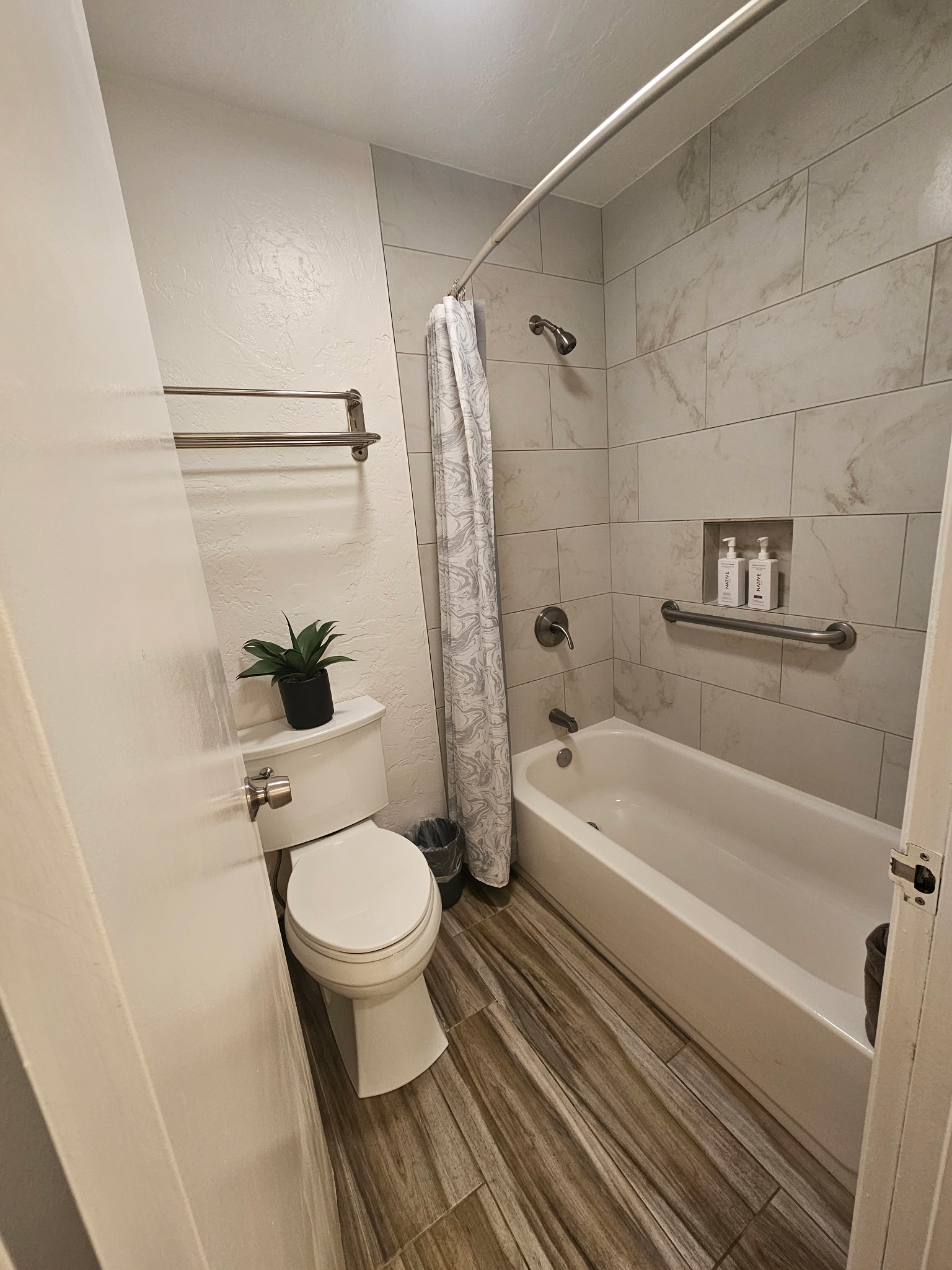 525 Aleka Loop, Unit D3 Kapaa, HI 96746 - Photo 13 of 13 a bathroom with a toilet and a bathtub