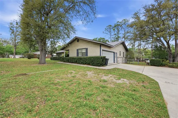 a view of a house with a yard
