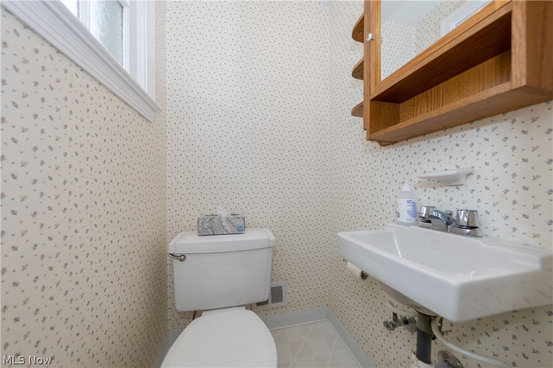 1239 Winston Road Cleveland, OH 44121 - Photo 14 of 34