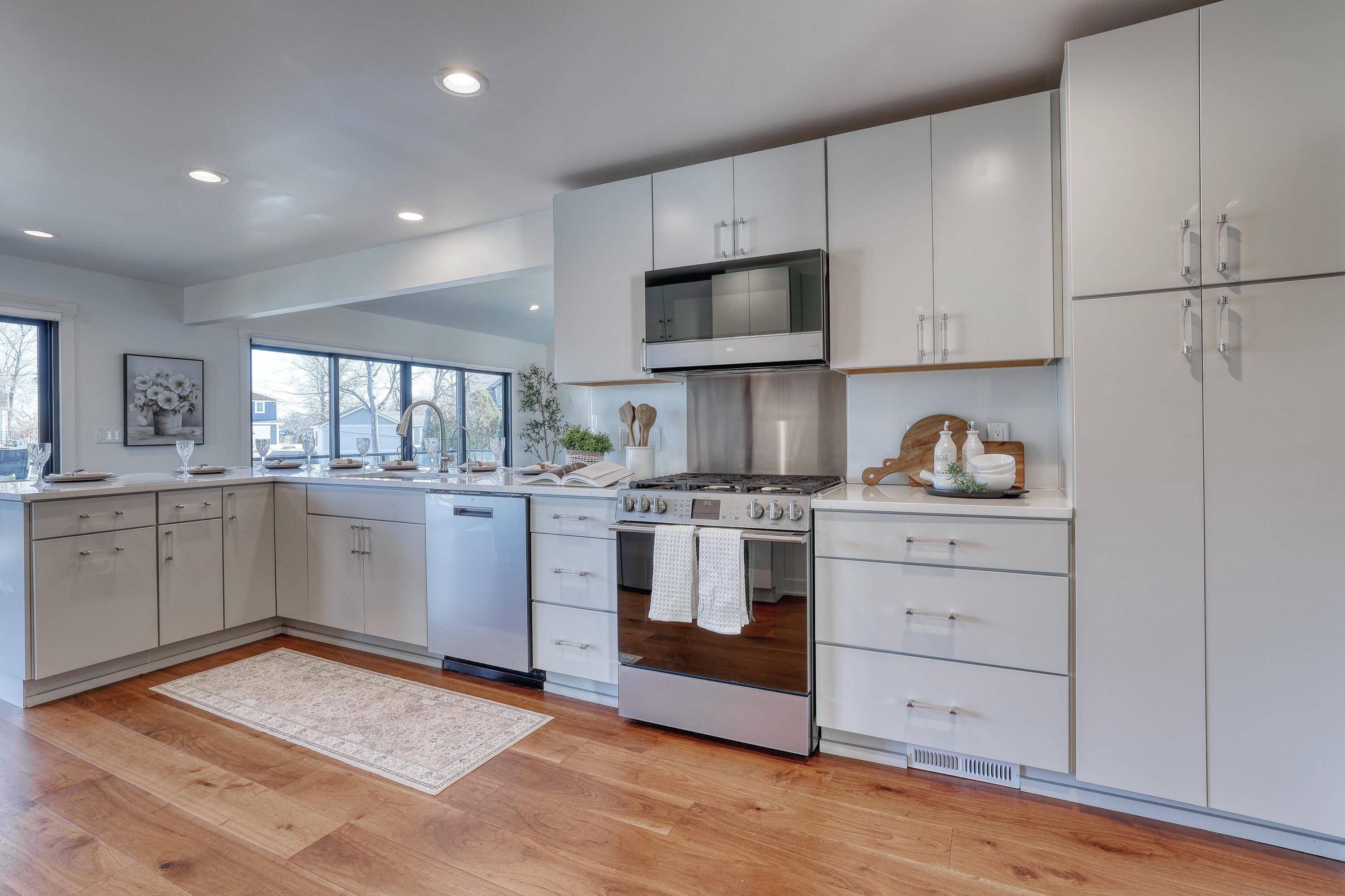 W345N5746 Rd G Oconomowoc, WI 53066 - Photo 22 of 64 Hardwood Floors