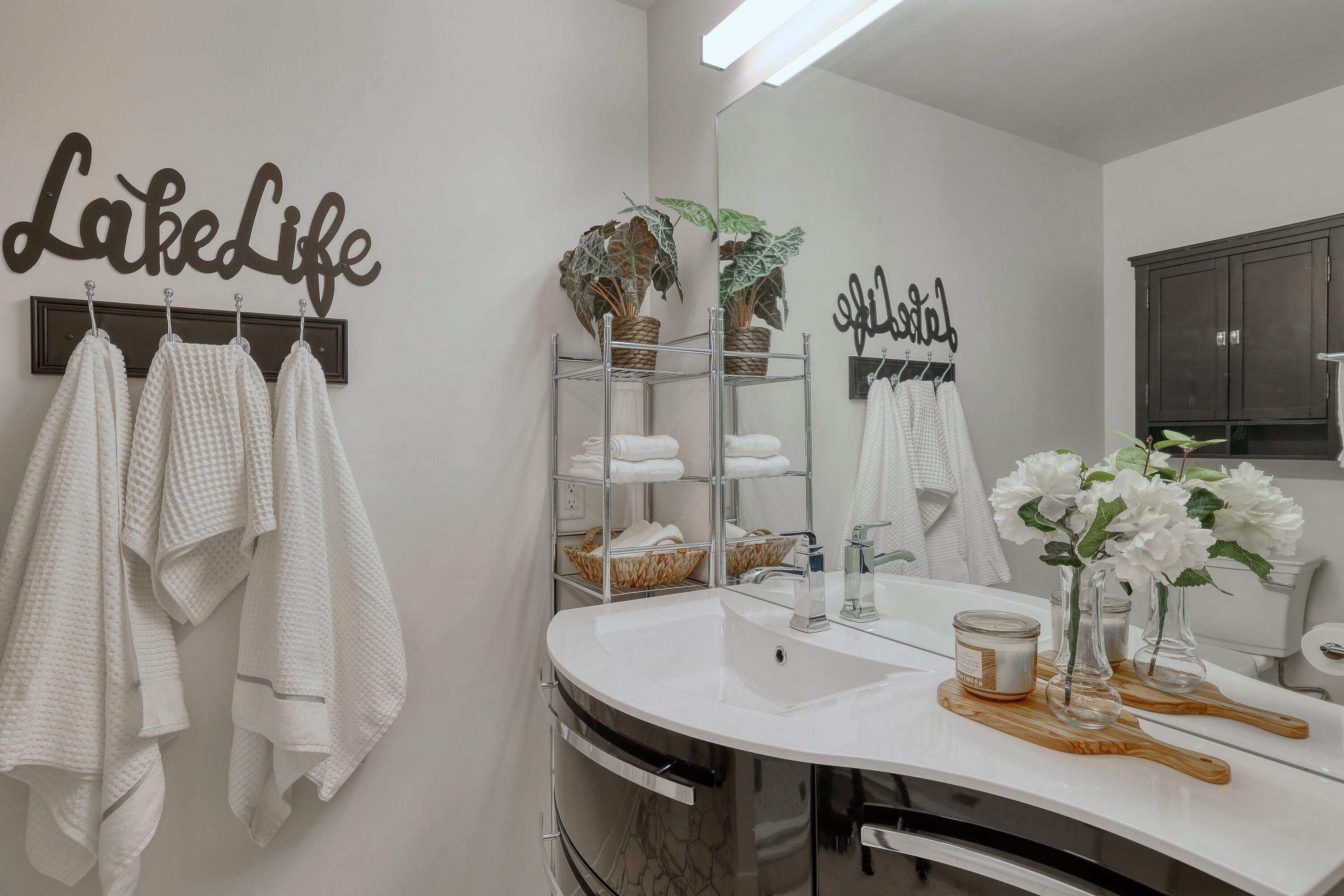 W345N5746 Rd G Oconomowoc, WI 53066 - Photo 32 of 64 Full Bath on Main