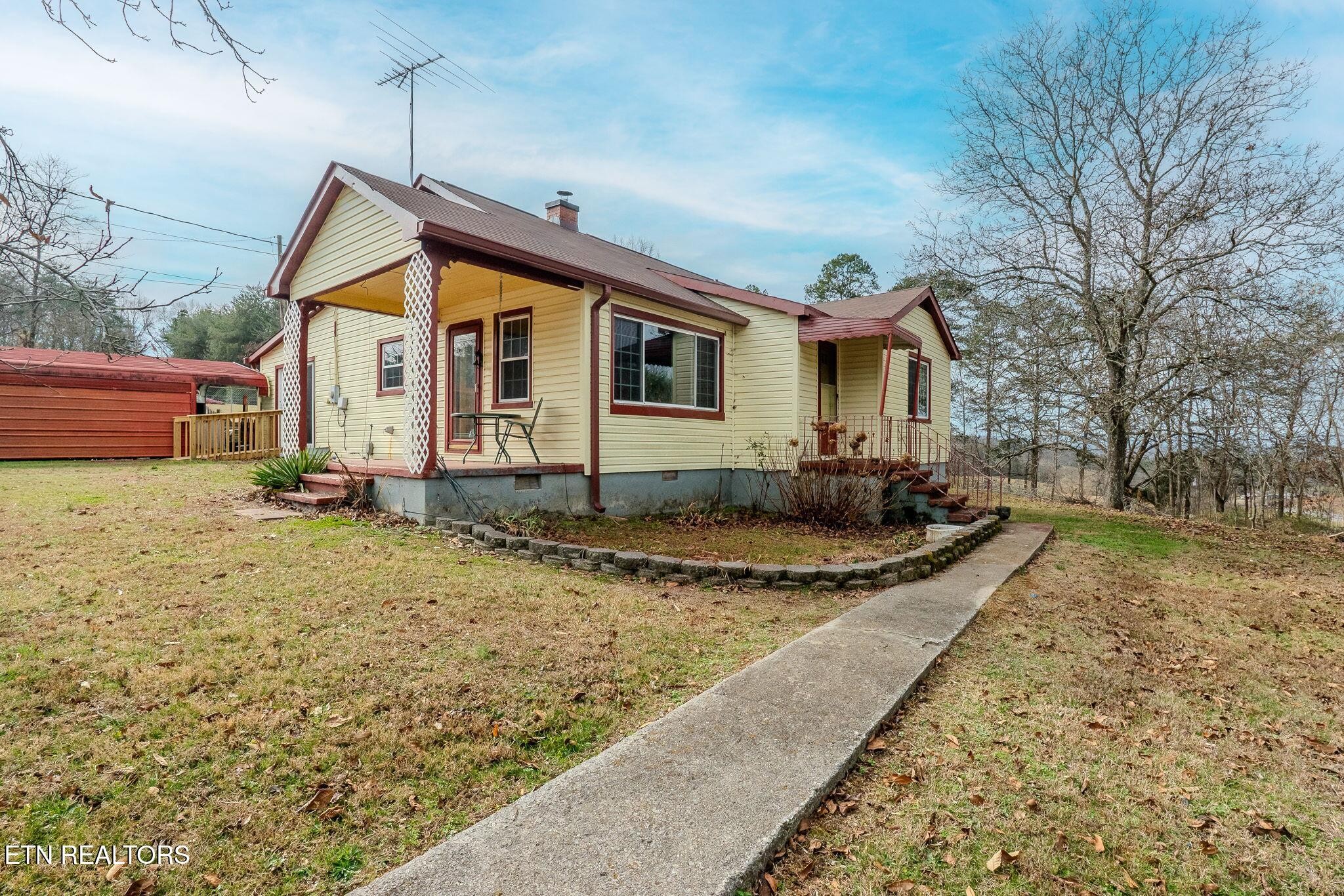 a view of a house with backyard