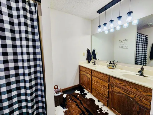 $522,900 | 19270 Cockrell Road, Yukon, MO 65589