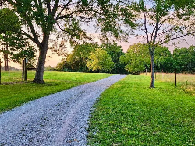 $522,900 | 19270 Cockrell Road, Yukon, MO 65589